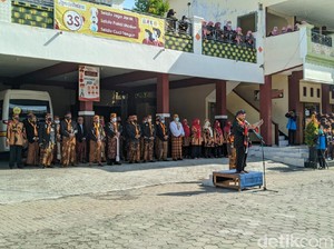 Pelajar di Ponorogo Berbaju Pejuang Peringati Hari Pahlawan