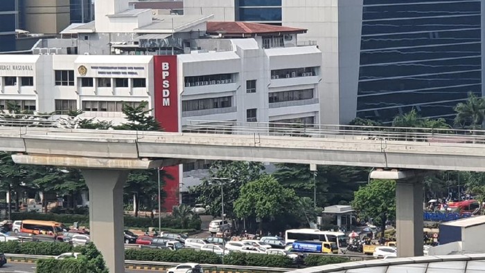 Imbas demo buruh, lalu lintas arah Cawang di depan Kemaker macet.
