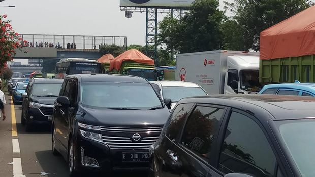 Massa Habib Rizieq menjemput pemimpin mereka di Bandara Soetta. Imbasnya, Tol Bandara Soetta macet di kedua arah, Selasa (10/11/2020).