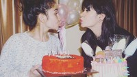 Begini nih pose Citra membawa kue ulang tahun untuk sahabatnya. Keduanya terlihat super happy ya? Foto: Instagram ncit90