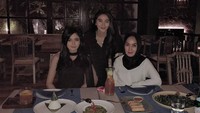 Family portrait, tulis Citra di keterangan foto. Mereka tampak bersantap di restoran cozy dengan pilihan menu Asia dan Indonesia. Foto: Instagram ncit90