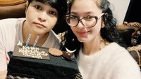 Kalau ini momen keakraban Citra dan partner DJ-nya, Mitha. Saat itu Citra membawakan kue ulang tahun di hari spesial Mitha. Foto: Instagram ncit90