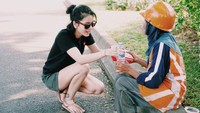 Dari foto ini terlihat kalau Citra sosok yang suka berbagi. Ia memberikan paket makanan dan minuman untuk petugas jalanan. Foto: Instagram ncit90