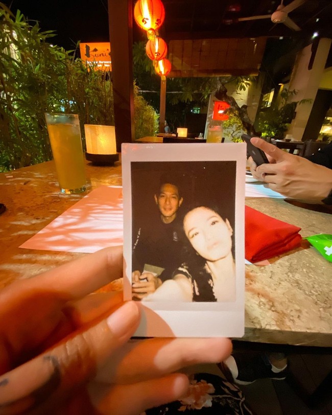 Apakah Anda orang yang akan hamil 9 bulan? Tidak, kan? Apakah Anda tega menekan pasangan Anda untuk menderita seperti itu jika dia tidak menginginkannya (untuk punya anak), jawab Chef Juna lagi. Ucapan chef Juna itu langsung mendapatkan pujian darip para netizen wanita di Twitter. Banyak netizen yang berharap bahwa ia bisa segera menikah dengan kekasihnya. Foto: Instagram ncit90