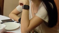 Wanita bertato ini menyebut Chef Juna sebagai sosok yang tegas dan dewasa. Ia juga bilang kalau Chef Juna humble ke semua orang. Foto: Instagram ncit90