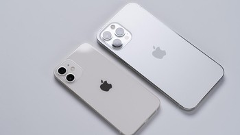 Inilah iPhone terkecil dan terbesar jika disandingkan. Foto: Sina Mobile