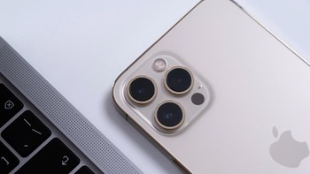 iPhone 12 Pro Max punya tiga kamera di bagian belakang lengkap dengan sensor LiDAR. Foto: Sina Mobile