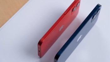 Perbedaan iPhone 12 Mini dengan iPhone 12. Foto: Sina Mobile