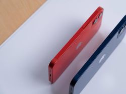 Ini Wujud iPhone 12 Mini dan iPhone 12 Pro Max di Genggaman