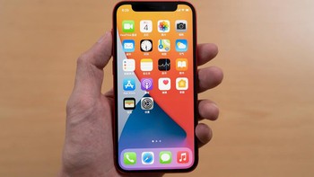 Ketika iPhone 12 Mini berada dalam genggaman. Foto: Sina Mobile