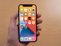 Ini Wujud iPhone 12 Mini dan iPhone 12 Pro Max di Genggaman