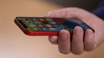 Ponsel ini punya dimensi 131.5 x 64.2 x 7.4 mm dengan bobot 135 gram. Foto: Sina Mobile