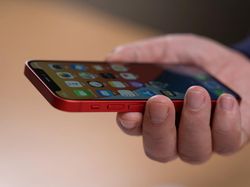 Ini Wujud iPhone 12 Mini dan iPhone 12 Pro Max di Genggaman