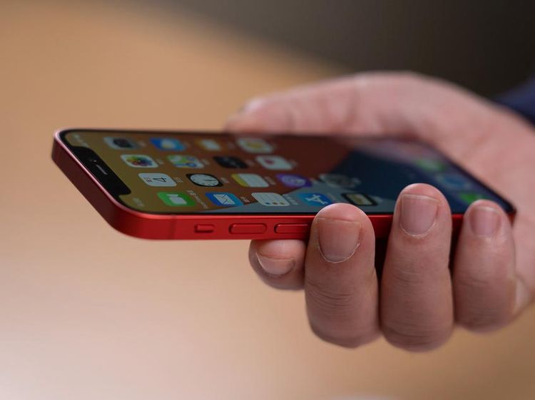 Ini Wujud iPhone 12 Mini dan iPhone 12 Pro Max di Genggaman