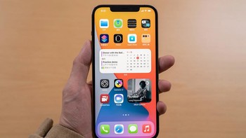 Inilah iPhone 12 Pro Max saat digenggam. Foto: Sina Mobile