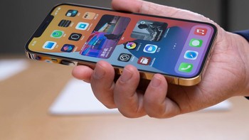 Dimensinya 160.8 x 78.1 x 7.4 mm dengan bobot 228 gram. Foto: Sina Mobile