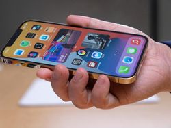 Ini Wujud iPhone 12 Mini dan iPhone 12 Pro Max di Genggaman