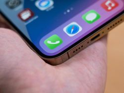 Ini Wujud iPhone 12 Mini dan iPhone 12 Pro Max di Genggaman