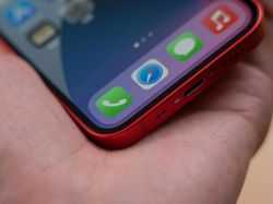 Ini Wujud iPhone 12 Mini dan iPhone 12 Pro Max di Genggaman