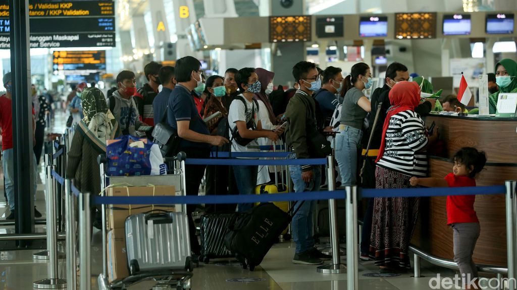 Jadwal penerbangan di Bandara Soetta terdampak kedatangan Habib Rizieq. Tak sedikit penumpang yang melakukan reschedule jadwal penerbangan hingga refund.