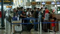 Imbas dari kejadian tersebut banyak penumpang yang tidak bisa menyesuaikan jadwal penerbangannya. 