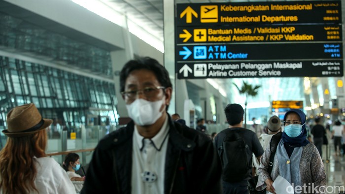 Jadwal penerbangan di Bandara Soetta terdampak kedatangan Habib Rizieq. Tak sedikit penumpang yang melakukan reschedule jadwal penerbangan hingga refund.