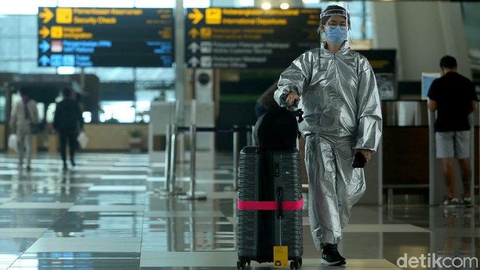 Jadwal penerbangan di Bandara Soetta terdampak kedatangan Habib Rizieq. Tak sedikit penumpang yang melakukan reschedule jadwal penerbangan hingga refund.