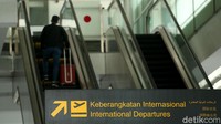 Maskapai pun bisa dibuat rugi, pasalnya banyak penerbangan yang harus ditunda. Menurutnya, waktu pagi merupakan salah satu jam sibuk penerbangan, maka maskapai bisa kehilangan keuntungan dari 1-2 penerbangan yang batal.