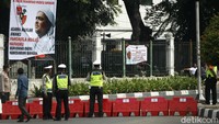 Penutupan ini dilakukan karena massa FPI mulai ramai untuk menyambut kedatangan Habib Rizieq Shihab.