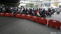 Jalan ditutup dengan barier.
