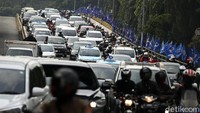 Akibatnya lalu lintas tersendat.