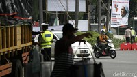 Polisi tampak mengatur lalu lintas.