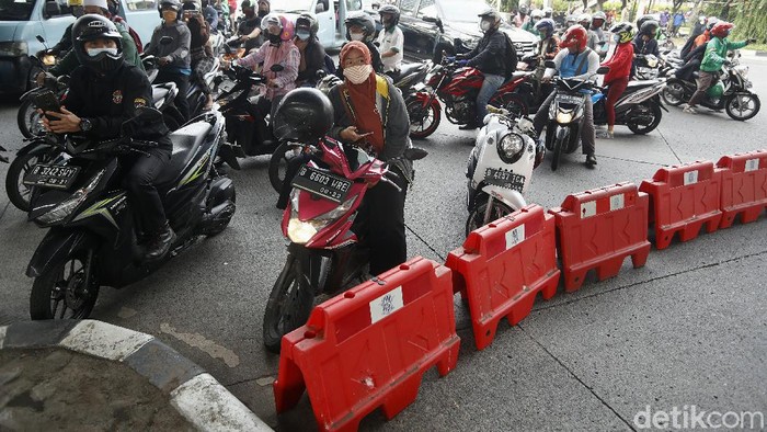 Jelang Kepulangan Habib Rizieq, Jalan Menuju Markas FPI Ditutup Jalan Petamburan III yang menuju markas FPI ditutup. Penutupan jalan dilakukan karena sudah ramai dipenuhi simpatisan dan anggota FPI.