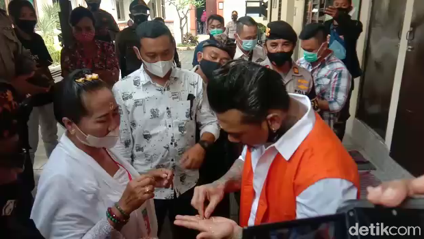 Jerinx SID bersimpuh cium kaki ibu jelang sidang.
