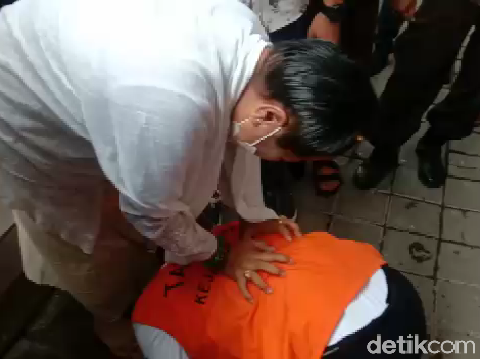 Jerinx SID bersimpuh cium kaki ibu jelang sidang.