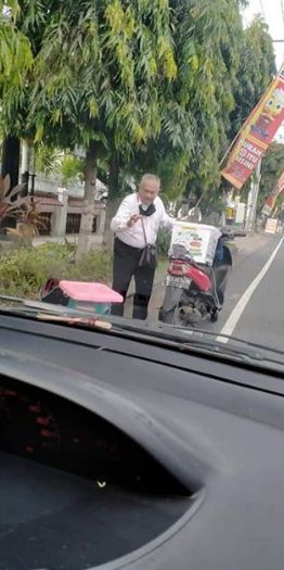 Kakek Jualan Pizza di Bali
