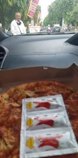 Kakek Jualan Pizza di Bali