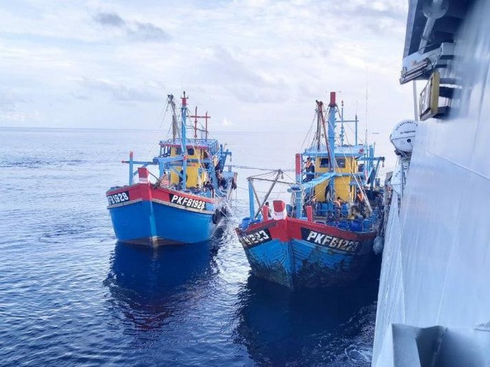 Kapal-kapal nelayan berbendera Malaysia yang ditangkap setelah mencuri ikan di perairan Indonesia di Selat Malaka dijaga KRI Kerambit-627 menuju Pangkalan Utama TNI AL I/Belawan. (ANTARA/HO)
