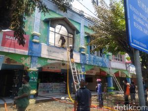 Kebakaran 4 Toko di Pasar Larangan Sidoarjo Diduga Gegara Korsleting Listrik