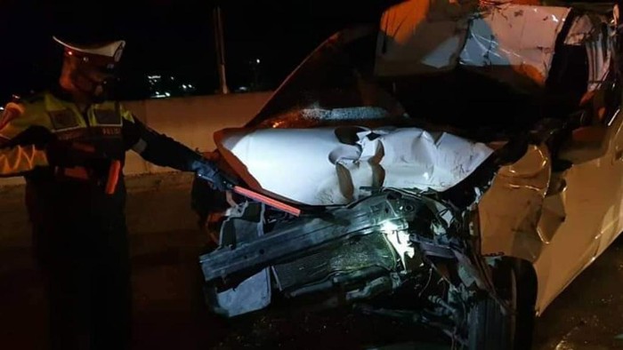 Mobil Nissan Evalia menabrak truk di Tol Surabaya-Malang. Satu orang tewas dalam kecelakaan ini.