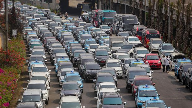 Sejumlah kendaraan terjebak macet di Tol Bandara Soekarno Hatta (Soetta), Tangerang, Banten, Selasa (10/11/2020). Kemacetan tersebut diakibatkan penumpukan massa di daerah Tol Bandara saat penyambutan kedatangan Habib Rizieq Shihab (HRS). ANTARA FOTO/Fauzan/aww.