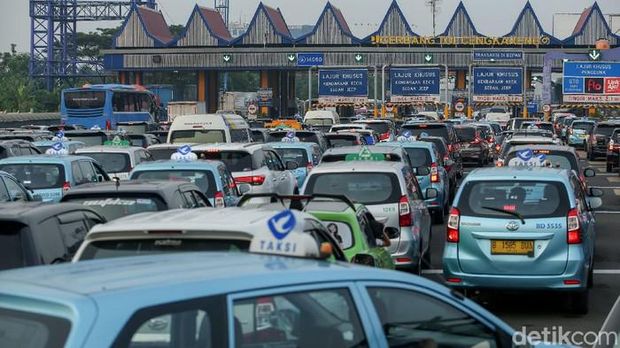 Kemacetan di Tol Cengkareng yang menuju ke arah Bandara Soekarno-Hatta, Selasa (10/11/2020).  (detikcom/ Rifkianto Nugroho)