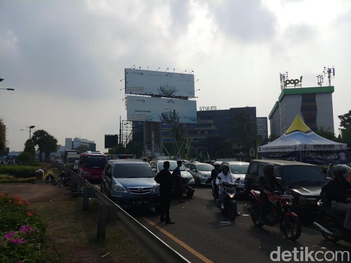 Kendaraan di Jalan Raya Bandara Soetta KM 33 diputar balik (Farih Maulana/detikcom)