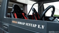 Seperti dilihat detikcom di lokasi, mobil ini memiliki satu kendali supir dengan kapasitas dua penumpang.