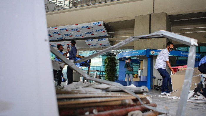 KERUSAKAN DI BANDARA SOEKARNO HATTA USAI PENYAMBUTAN HRS Petugas membersihkan puing fasilitas yang rusak di Terminal 3 Bandara Soekarno Hatta, Tangerang, Banten, Selasa (10/11/2020). Pasca penyambutan kedatangan Habib Rizieq Shihab (HRS), sejumlah fasilitas mengalami kerusakan akibat massa yang berdesakan di kawasan tersebut. ANTARA FOTO/Fauzan/pras.