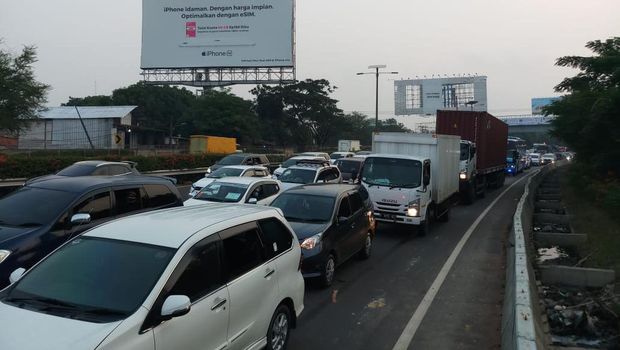 Lalin di Tol Menuju Bandara Soekarno Hatta Macet Parah
