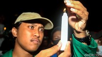 Aksi yang digelar sejak siang hari ini baru berakhir pada malam hari.