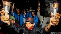 Aksi tersebut ditutup dengan menyalakan lilin.