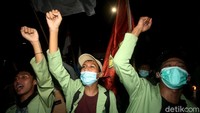 Sejumlah mahasiswa tampak ikut serta dalam aksi menolak omnibus law UU Cipta Kerja di kawasan Patung Kuda.