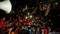 Seperti diketahui, massa dari berbagai elemen masyarakat menggelar aksi unjuk rasa menolak omnibus law UU Cipta Kerja di kawasan Patung Kuda, Jakarta.